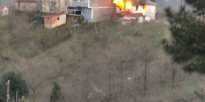 Giresun’da iki katlı ev alev alev yandı