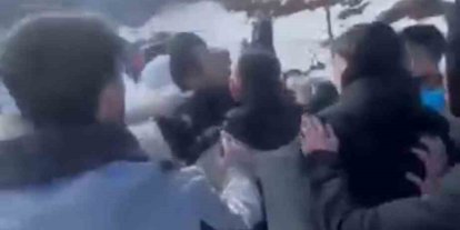 Kartepe’de tartışma kavgaya döndü: Baba, çocuklarının yanında darp edildi