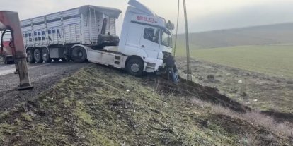 Mardin’de kontrolden çıkan tır yol kenarına savruldu