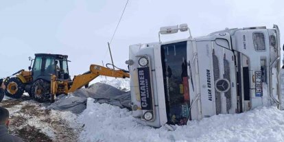 Muradiye’de gizli buzlanmadan dolayı tır devrildi