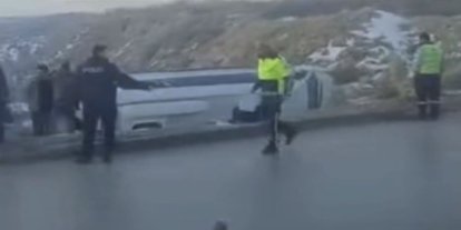 Kontrolden çıkan işçi servisi şarampole devrildi: 10 yaralı