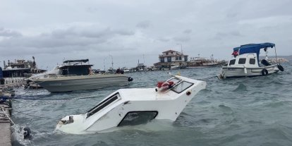 İzmir’de fırtına ve dev dalgalar tekneleri batırdı