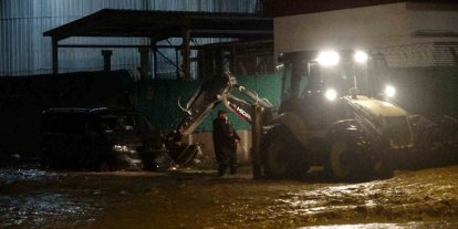 Taşan Kepez Çayı’nda mahsur kalan araç iş makinası yardımı ile kurtarıldı