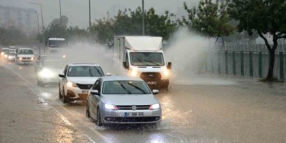 Adana’da şiddetli yağış yolları göle çevirdi, apartmanları su bastı