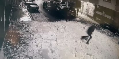 Çatıdan kar kütleleri düştü: Bir şahıs koşarak saniyeler içerisinde kurtuldu