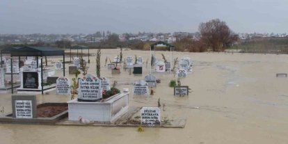 Adana’da kanal taştı, mezarlar sular altında kaldı