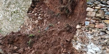 Yoğun yağış sonrası istinat duvarı çöktü