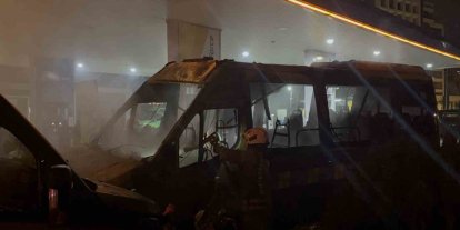 Kağıthane’de benzin istasyonunda 2 minibüs alev aldı