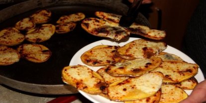 Erzincan’da soğuk kış gecelerinin sıcak lezzeti kaşarlı patates