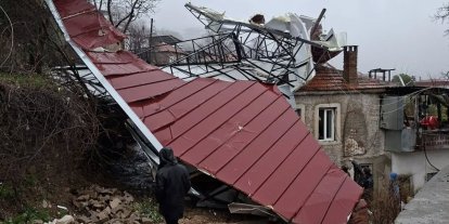 Köşk’te fırtına çatıları uçurdu, duvarlar yıkıldı