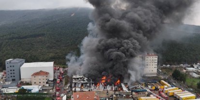 Ataşehir’deki fabrika yangını havadan görüntülendi