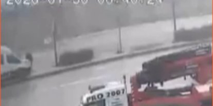 Kontrolden çıkan servis refüje çıktı: Ölümden saniyelerle kurtuluş kamerada