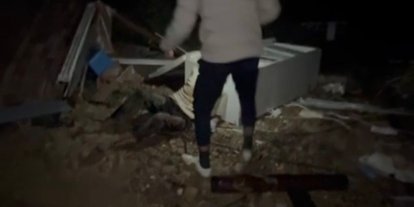 Hortumun savurduğu konteynerdeki yaralı adamın bulunduğu anların görüntüsü çıktı