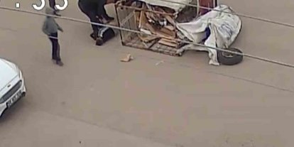 Çocuğun kullandığı elektrikli motosiklet yola devrildi, o anlar kamerada