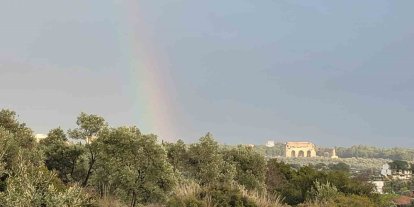 Tralleis’ten kente uzanan gök kuşağı kartpostallık görüntüler oluşturdu