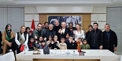 Başkan Kocagöz, görme sorunu olan öğrencilere gözlüklerini teslim etti