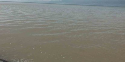 Burhaniye’de sağanak yolları göle çevirirken denizi bulandırdı