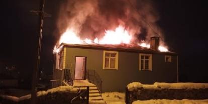 Kars’ta imam evi alev alev yandı