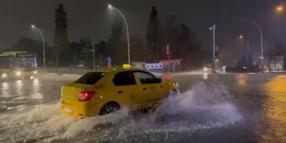 Bursa’da sağanak sonrası rögarlar taştı, cadde göle döndü