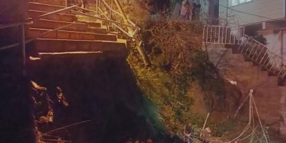 Sarıyer’de yağış nedeniyle bina yanındaki merdivenler çöktü: Mahalleli sokağa döküldü