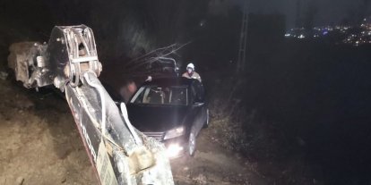 Belen’de toprak kaymasıyla mahsur kalan araç kurtarıldı