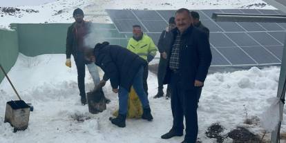 Akyaka’da dondurucu soğukta su için imece mesaisi