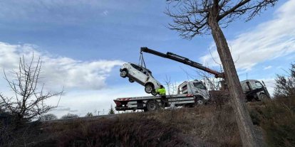 Kamyonet ile otomobil çarpıştı, 3 kişi yaralandı