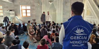 TRT Genç “Gezen Bilir” programı Evliya Camii’nde gençlerle buluştu