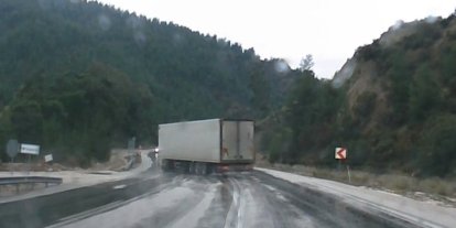 Savrulan tır dorsesi faciaya sebep oluyordu