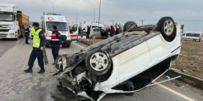 Hafif ticari araç ile otomobil çarpıştı: 6 yaralı