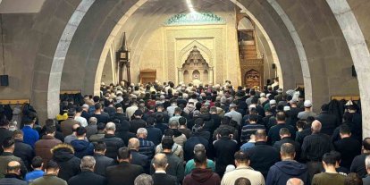 Kayserili vatandaşlar Berat Kandilinde ellerini semaya açtı