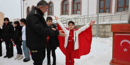 Okullarda bayrak coşkusu