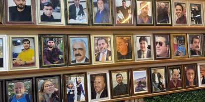 Deprem şehitlerinin fotoğrafları 3 yıldır çay ocağının duvarında asılı