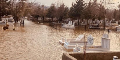 Mezarlık sular altında kaldı