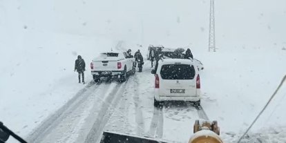 Muş’ta fırtına nedeniyle mahsur kalan 3 araç kurtarıldı