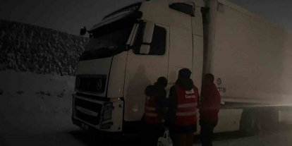 Kızılay’dan mahsur kalan sürücülere kumanya desteği