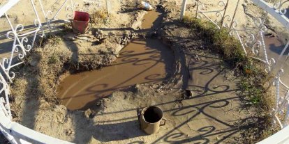 Karaman’da mezarlıkta çıkan yağlı çamurun şifa dağıttığına inanılıyor