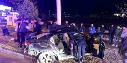 Kontrolden çıkan araç, trambüs direğine çarptı: 1 ağır yaralı