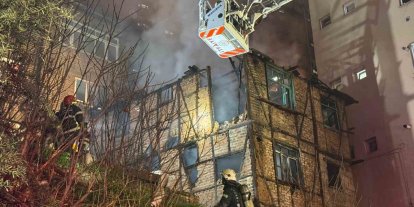 Alev alev yanan iki katlı ahşap metruk bina küle döndü