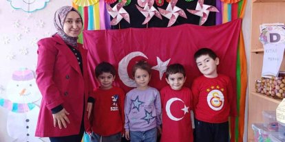 Hisarcık’ta minikler sınıfları için Türk bayrağını kendi elleri ile dikti