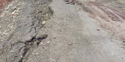 Sinop’ta heyelan sonrası yol ulaşıma açıldı