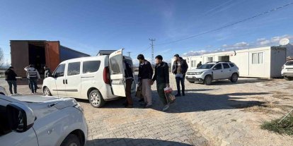 Mermer yüklü tırda gizlenen 4 kaçak göçmen yakalandı