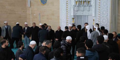 Filistinli öğrencinin şehit edilen ailesi için gıyabi cenaze namazı kılındı