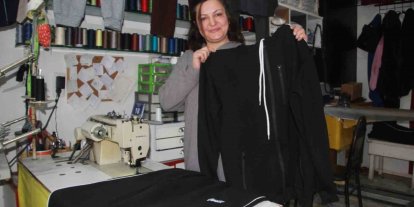 Fabrikaların atık kumaşlarını satın alıp, 20 dakikada kıyafet üretiyor