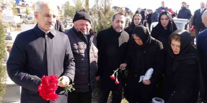 Bakan Uraloğlu Malatya’da deprem şehitliğini ziyaret etti