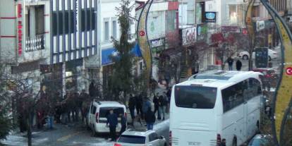 Kars’ta kontrolden çıkan araç ağaca çarparak durabildi