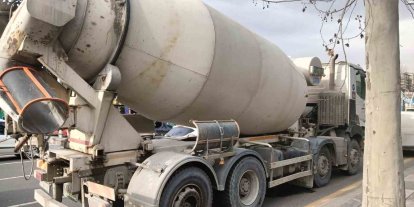 Seyir halindeki beton mikserinden kopan tekerlek üç otomobile çarptı