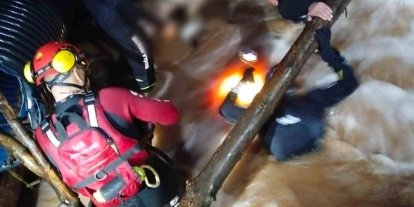 Sele kapılan otomobil sürücü, 3 saatlik çalışmanın sonunda ölü olarak bulundu