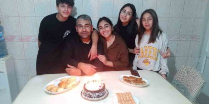 Depremde tüm ailesini kaybeden baba, 04.17’de mezar başında gözyaşlarına boğuldu