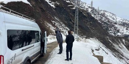 Batman’da grup köy yolunda heyelan: 2 minibüs mahsur kaldı